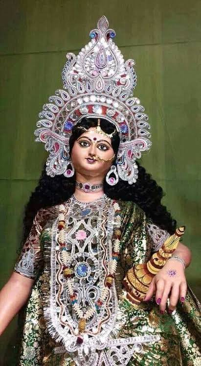 উমাকে বিদায়ের মন খারাপ কাটিয়ে দেবী লক্ষ্মীর আরাধনায় মেতেছে গোটা বাংলা। আজ ২৫ অক্টোবর শরৎ পূর্ণিমা, আজকের দিনে কোজাগরী লক্ষ্মীপুজো চলছে ঘরে ঘরে।