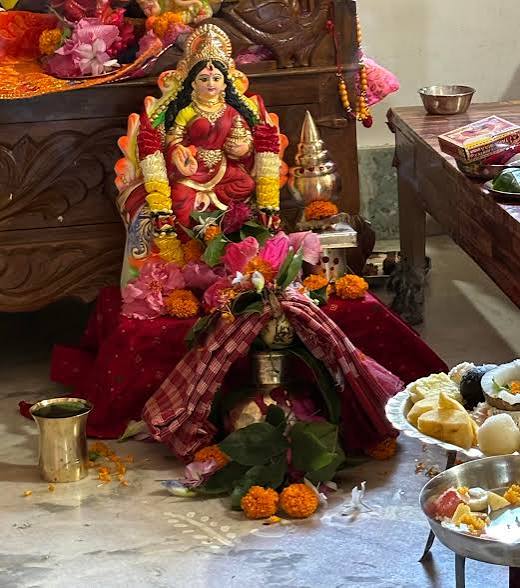 ভক্তদের বিশ্বাস, কোজাগরী পূর্ণিমার রাতে দেবী লক্ষ্মীর পুজো করলে সুখ, সমৃদ্ধি আসে। সেই কারণে পুজোর জন্য পূর্ণিমা নিশি পেতে হবে। 