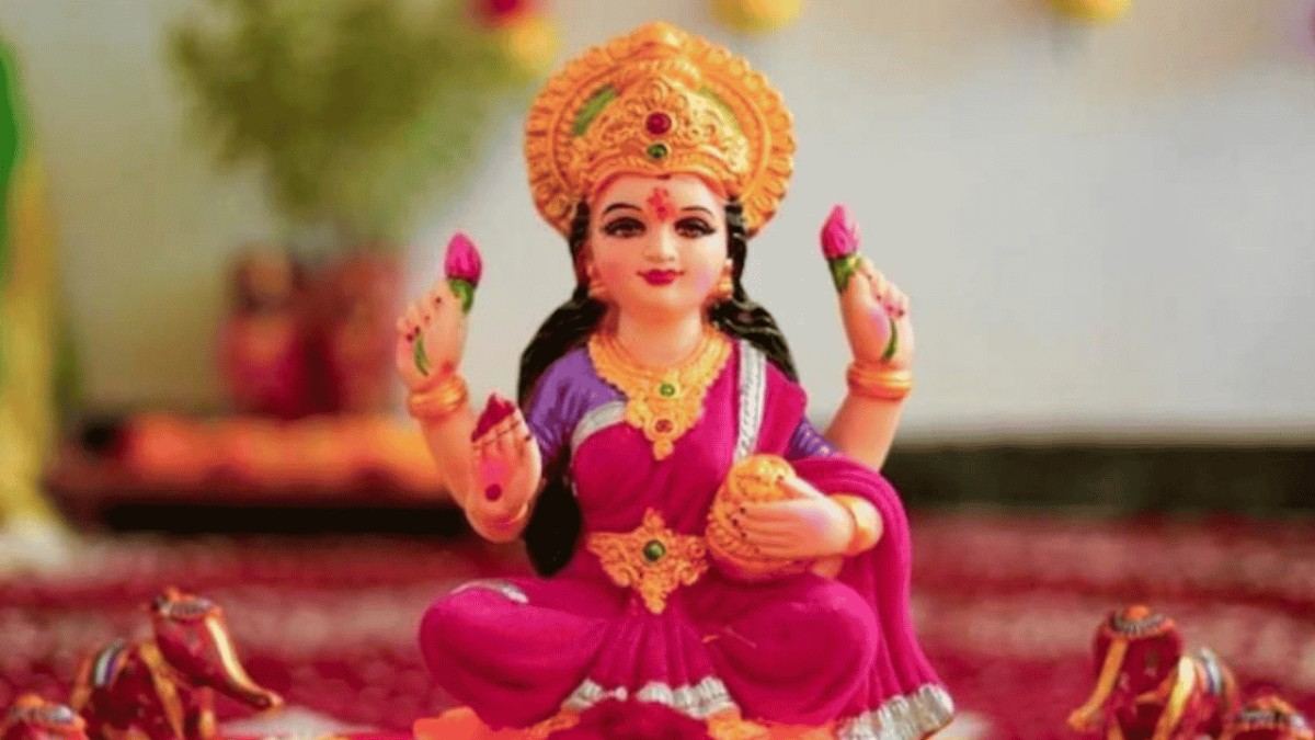 ১৪ এবং ১৫ অক্টোবর দু’দিন পূর্ণিমা থাকলেও, ২০২৭ সালে কোজাগরী লক্ষ্মীপুজো হবে ১৪ অক্টোবর। (এই প্রতিবেদনটি ‘আনন্দ উৎসব’ ফিচারের একটি অংশ।)