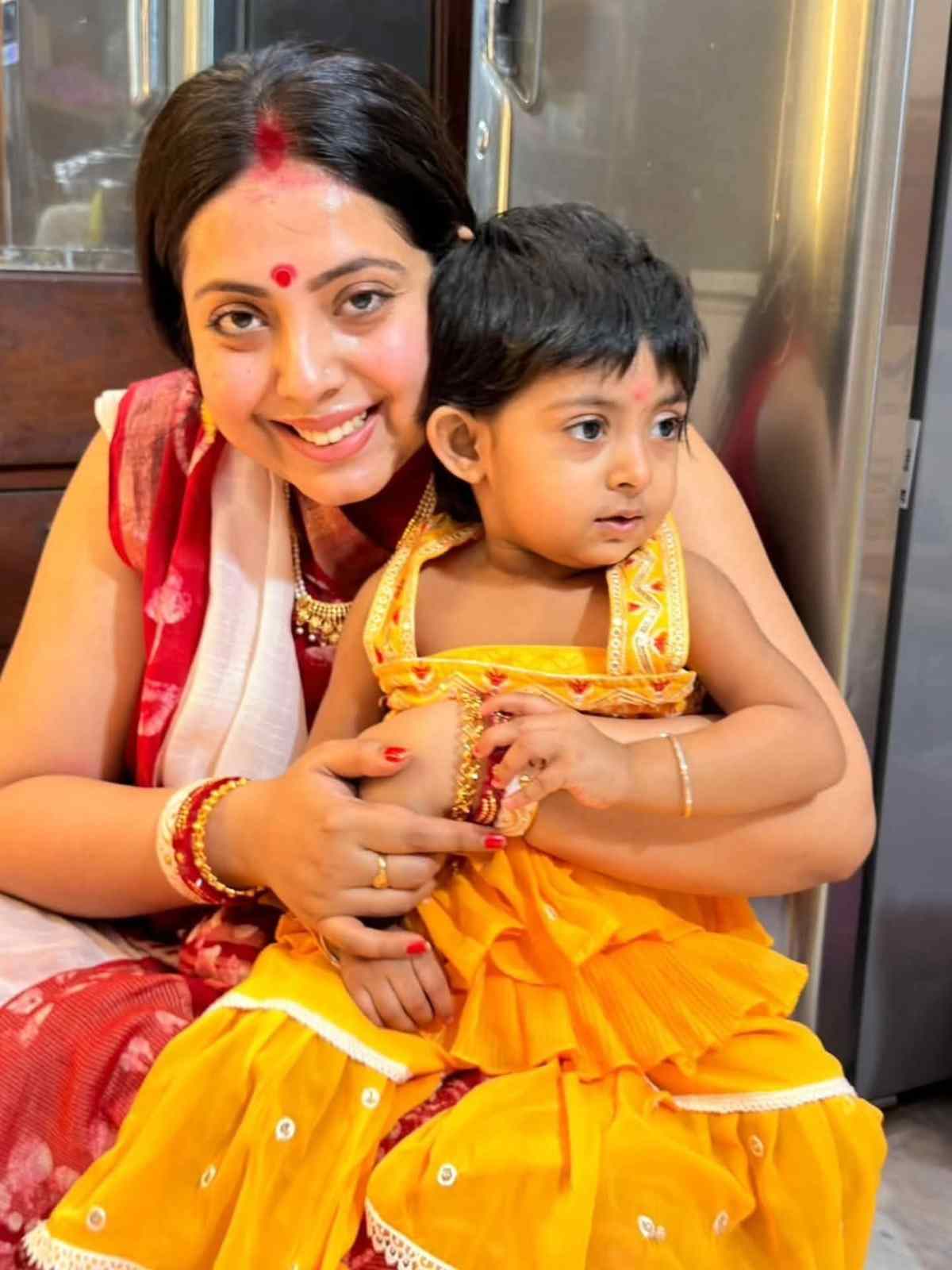 মল্লিকবাড়ির কোজাগরী লক্ষ্মীপুজো এ বার যেন আরও বিশেষ। মেয়ে কৃষভি ও সদ্যোজাত পুত্রসন্তান কৃষিভকে নিয়ে উৎসবের আনন্দে মেতেছেন কাঞ্চন ও শ্রীময়ী। দুই সন্তানকে ঘিরেই এখন তাঁদের সংসারের ব্যস্ততা তুঙ্গে।