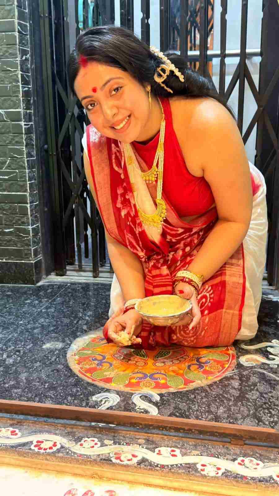 পুজোর ঠিক আগেই দ্বিতীয় সন্তানের জন্ম দিয়েছেন শ্রীময়ী। সদ্যোজাতকে নিয়ে নতুন জীবনের শুরু তাঁর। মাতৃত্বের এই নতুন অধ্যায়ের মধ্যেই উৎসবের প্রস্তুতিতে ব্যস্ত হয়ে অভিনেত্রী।
