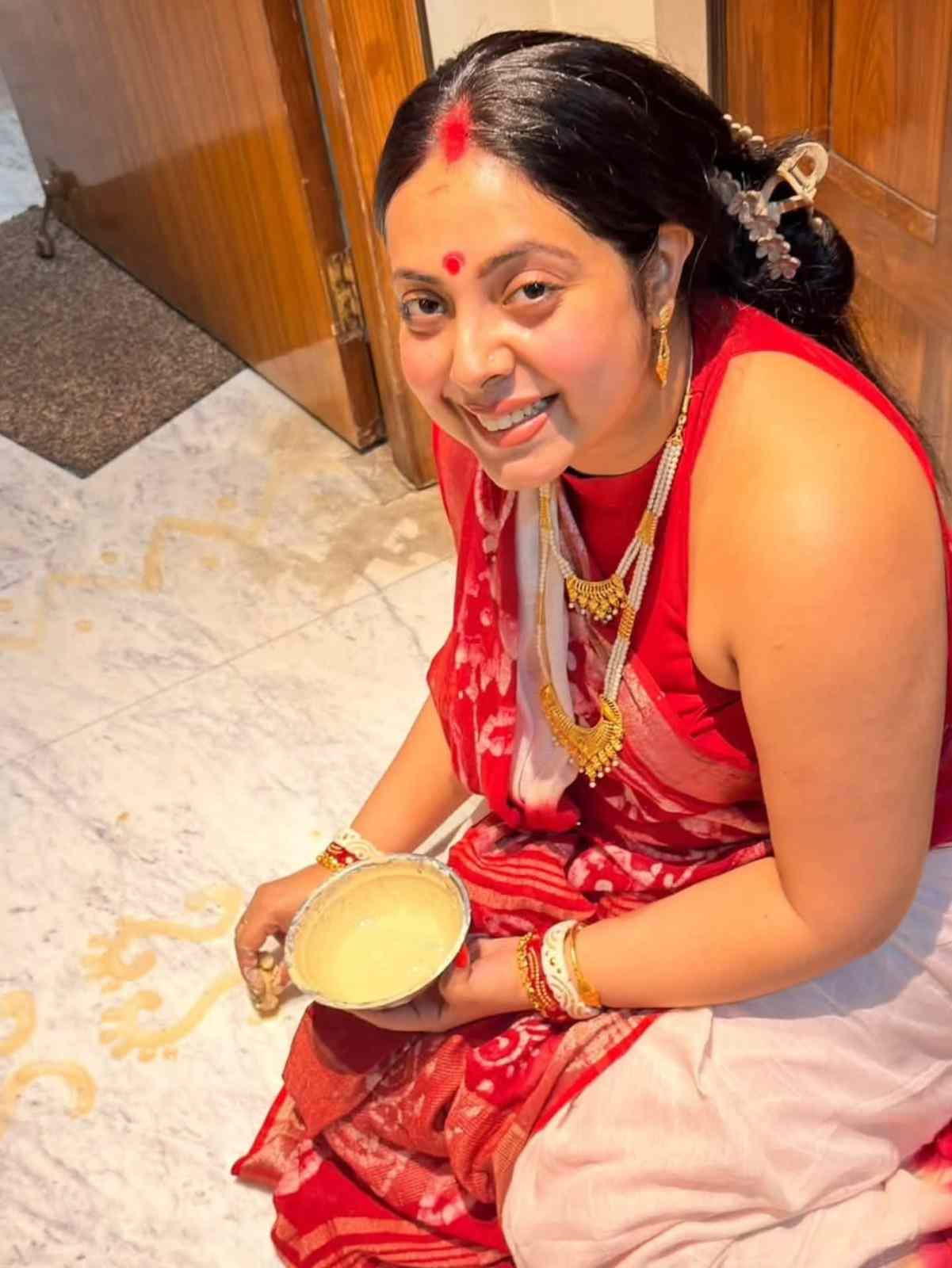 সদ্য মা হয়েছেন, তবু উৎসবের আনন্দে কোনও খামতি রাখতে চাননি শ্রীময়ী। পুজোয় ঘোরাঘুরি হোক বা বাড়ির লক্ষ্মীপুজোর প্রস্তুতি, সবেতেই তাঁর উৎসাহ চোখে পড়ার মতো। সংসার ও সন্তান সামলে উৎসবের আয়োজনেও সমান মন দিয়েছেন তিনি।