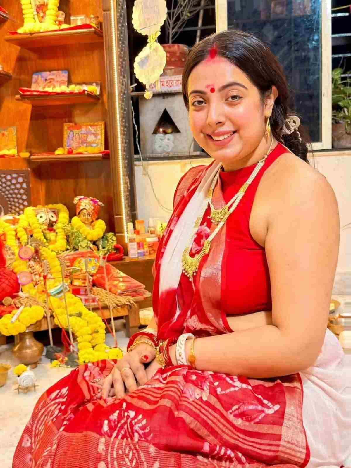 লক্ষ্মীপুজোর দিন শ্রীময়ীর পরনে ছিল লাল পাড় সাদা শাড়ি। সঙ্গে লাল হাতকাটা ব্লাউজ, সোনার গয়না, শাঁখা-পলা। বাঙালি গৃহিণীর চিরাচরিত সাজেই ধরা দিলেন অভিনেত্রী। তাঁর সাবেক সাজ যেন উৎসবের আবহকে আরও জমিয়ে তুলেছিল।