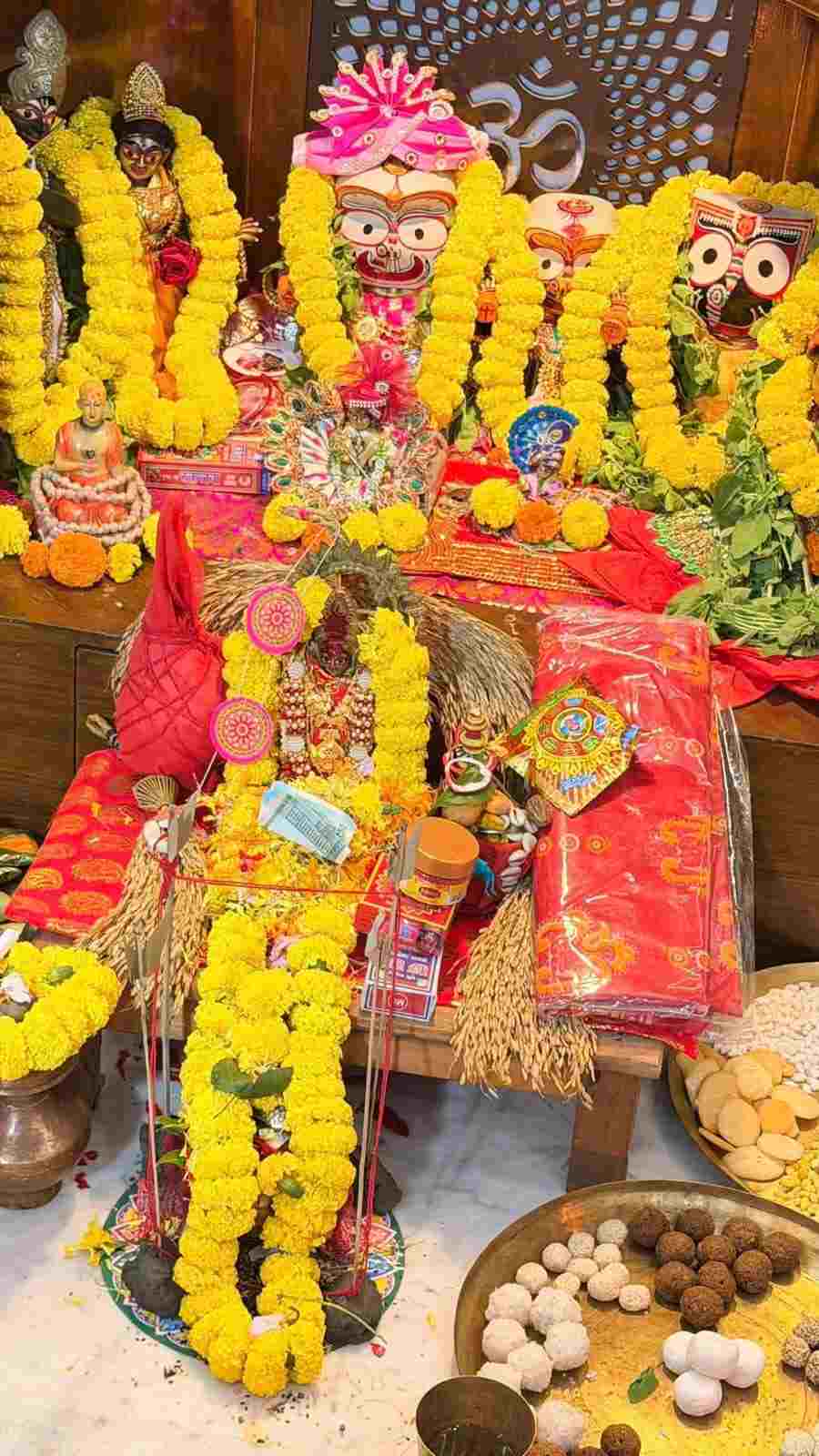 বাড়ির দরজায় মা লক্ষ্মীর পায়ের আলপনা এঁকেছেন শ্রীময়ী নিজেই। দেবীর সিংহাসন সাজানো হয়েছিল হলুদ গাঁদাফুলের মালা ও রংবেরঙের ফুলে। লক্ষ্মীঠাকুরের পাশাপাশি সাজানো হয়েছে অন্য দেবদেবীকেও। রয়েছেন শ্রীময়ীর সাধের জগন্নাথদেবও।