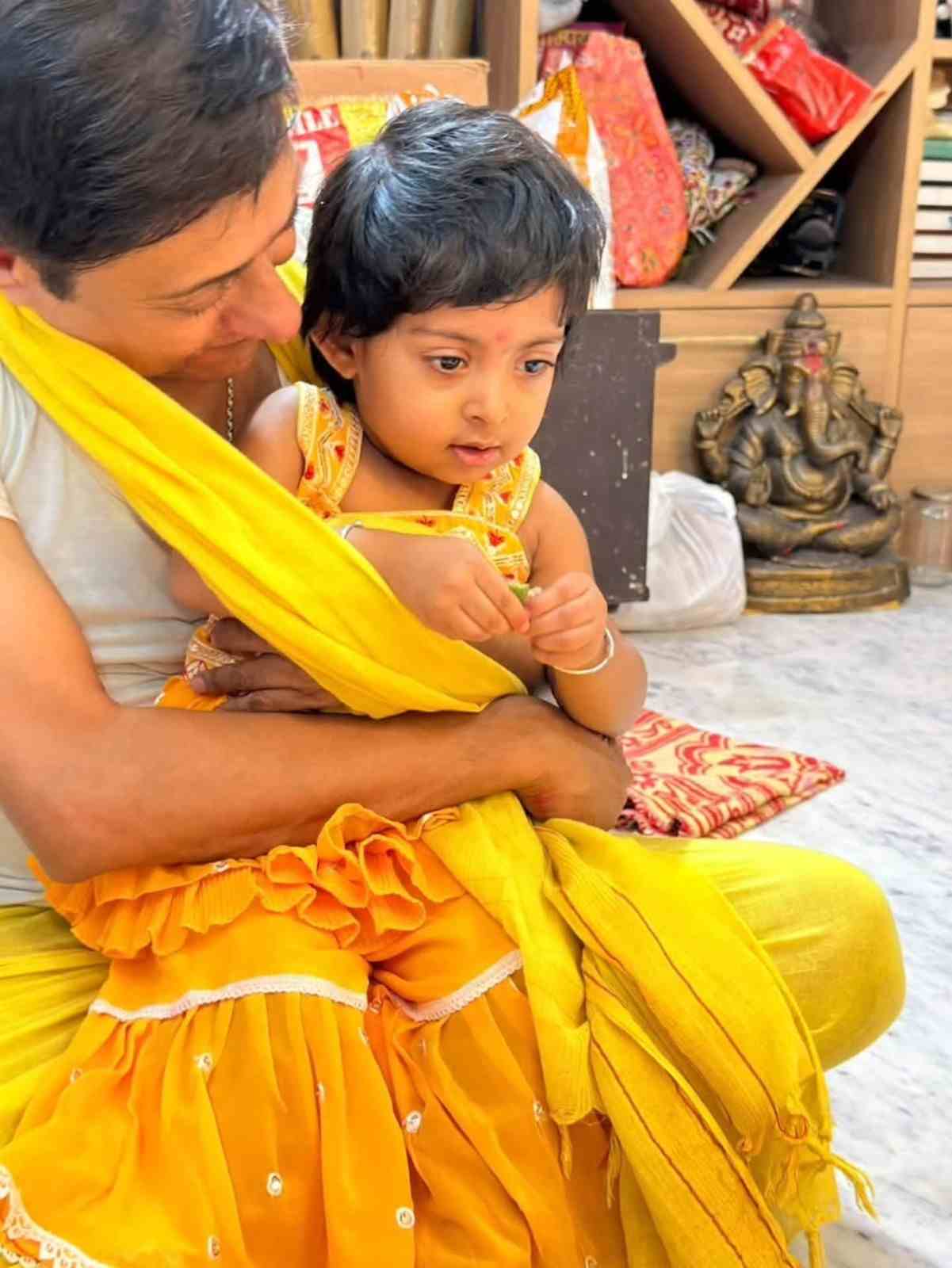  স্ত্রীর সঙ্গে পুজোর আয়োজনেই শুধু নয়, আরাধনাতেও শামিল কাঞ্চন। হলুদ উত্তরীয় ও ধুতি পরে পুজোয় বসেছিলেন অভিনেতা। পুরোহিতের সঙ্গে যজ্ঞেও বসেন তিনি। সংসারের উৎসবের মুহূর্তে স্বামী-স্ত্রীকে দেখা গেল একই আবহে।
