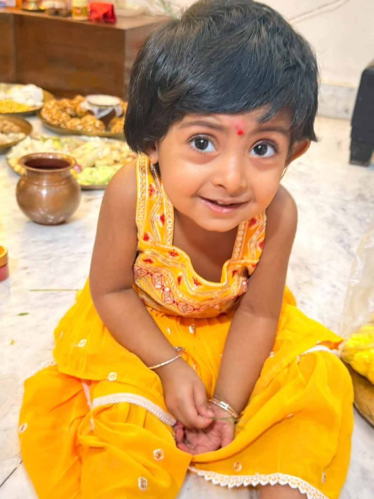 বাবার পোশাকের সঙ্গে রং মিলিয়ে ছোট্ট কৃষভি সেজেছিল হলুদ চুড়িদারে। মা-বাবার সঙ্গে নিজস্বী তুলতেও দেখা গিয়েছে তাকে। পরিবারের এই ছোট ছোট মুহূর্তই যেন পুজোর আনন্দকে আরও সুন্দর করে তুলেছিল।