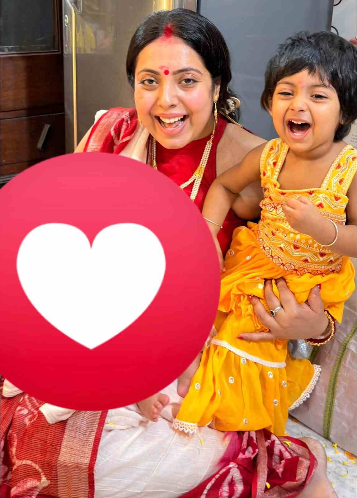  কৃষিভ ও কৃষভিকে কোলে নিয়ে একসঙ্গে ছবি তুলেছেন শ্রীময়ী। তবে সমাজমাধ্যমে এখনও ছোট ছেলের মুখ প্রকাশ করেননি কাঞ্চন-শ্রীময়ী। সন্তানদের ব্যক্তিগত মুহূর্ত আপাতত নিজেদের মধ্যেই রাখতে চাইছেন তারকাদম্পতি।