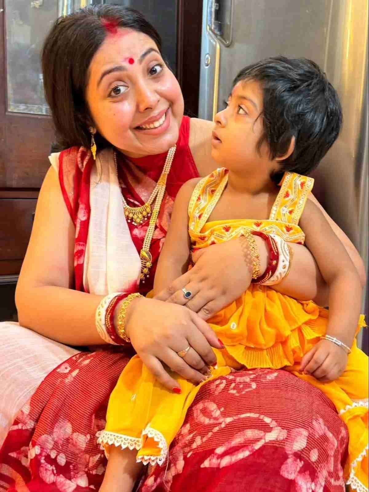  কৃষভিকে নিয়ে এর আগেও উৎসব কাটিয়েছেন দম্পতি। তবে এ বার পরিবারের সদস্য বেড়েছে। মেয়ের সঙ্গে এসেছে ছোট ভাইও। ফলে এ বারের পুজোয় আনন্দের মাত্রাও যেন কয়েক গুণ বেশি।