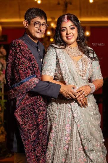 তবে সেই আলোচনা পেরিয়ে দুই সন্তানকে নিয়ে সংসারে ব্যস্ত দম্পতি। কাঞ্চনের প্রতি শ্রীময়ীর দীর্ঘ দিনের ভালবাসা আর তাঁদের পারিবারিক জীবনের নতুন অধ্যায় এখন আলোচনার কেন্দ্রে। এই প্রতিবেদনটি 'আনন্দ উৎসব' ফিচারের একটি অংশ।