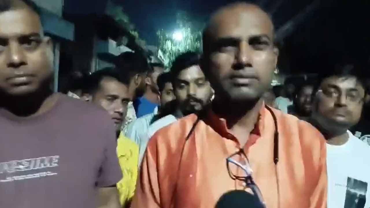 সরশুনার রাস্তায় জমায়েত, গোলমাল। রবিবার রাতে।