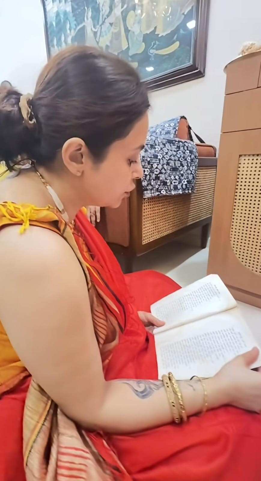 বঙ্গতনয়া দেবলীনা ভট্টাচার্য্য মুম্বইয়ে থাকলেও বাঙালি রীতিনীতি ভোলেননি। বাঙালির উৎসব-আচার মেনেই ঘরে ঘরে লক্ষ্মীপুজোর আবহে মেতে উঠলেন অভিনেত্রী।