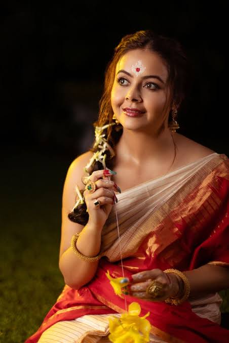 আশ্বিনের পূর্ণিমায় বাড়িতে আয়োজন করলেন কোজাগরী লক্ষ্মীপুজোর। বাঙালি পরিবারের চেনা রীতিতেই দেবী লক্ষ্মীর আরাধনায় মাতলেন তিনি