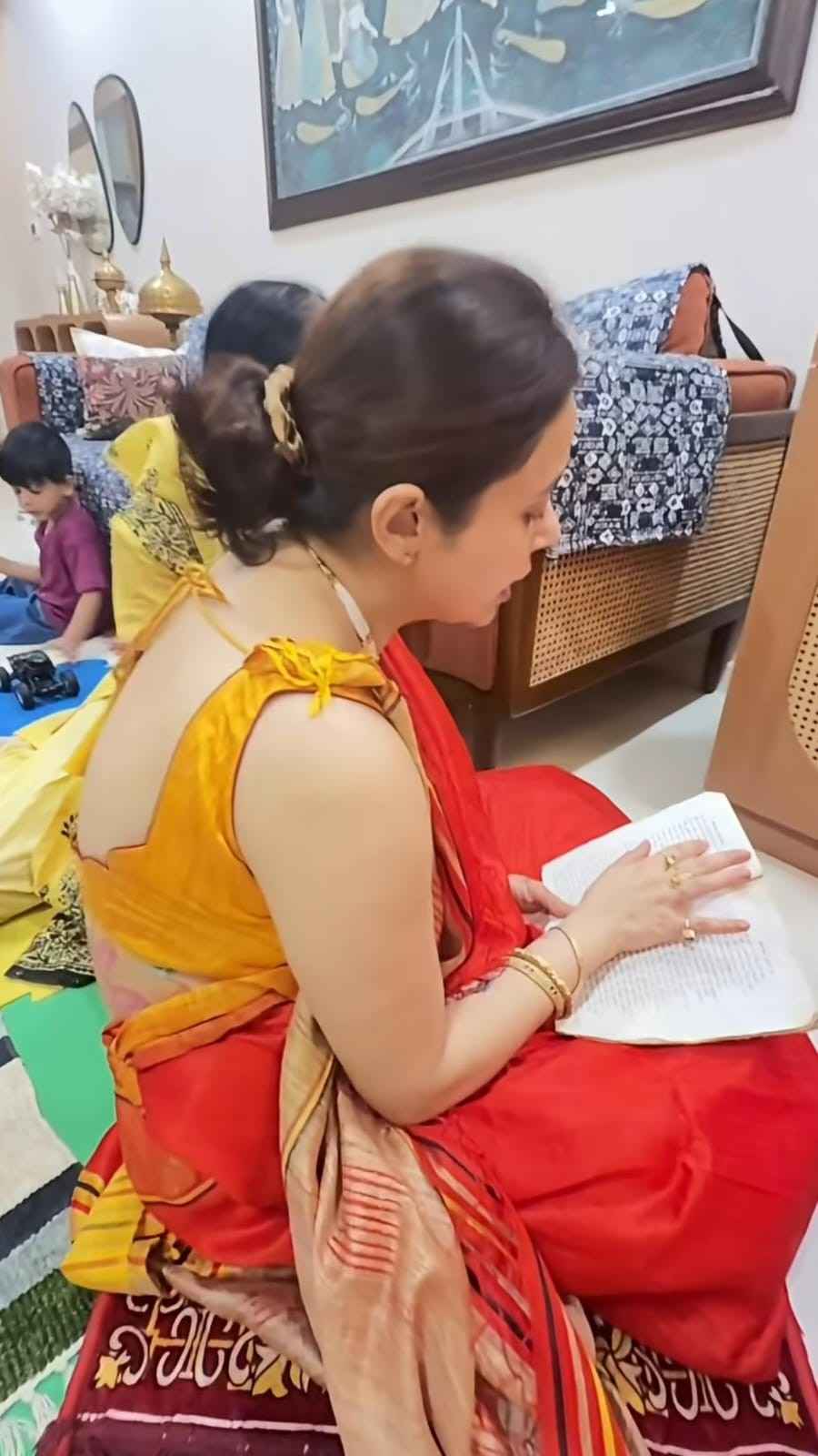 পুজোর দায়িত্ব নিজের হাতেই সামলালেন দেবলীনা। শুধু আয়োজন নয়, পাঠ করলেন লক্ষ্মীর পাঁচালিও।