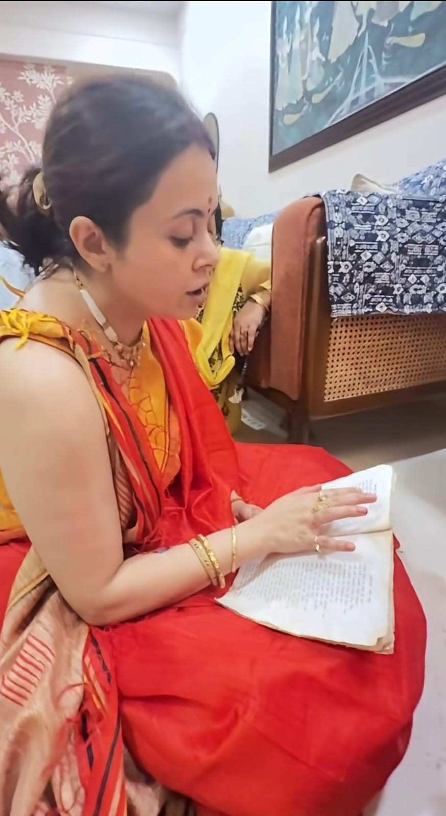 লক্ষ্মীপুজোয় সাবেক সাজে ধরা দিলেন অভিনেত্রী। আটপৌরে লাল শাড়ি, হলুদ ব্লাউজ, সোনার গয়না আর কপালে লাল টিপে বাঙালি সাজে নজর কাড়লেন তিনি।