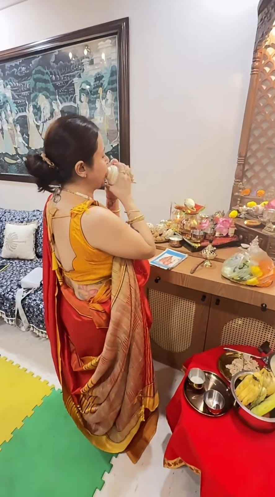 শঙ্খধ্বনিতে মুখর হয়ে উঠল পুজোর পরিবেশ। নিয়ম মেনে নিষ্ঠাভরে দেবী লক্ষ্মীর আরাধনা করলেন দেবলীনা।