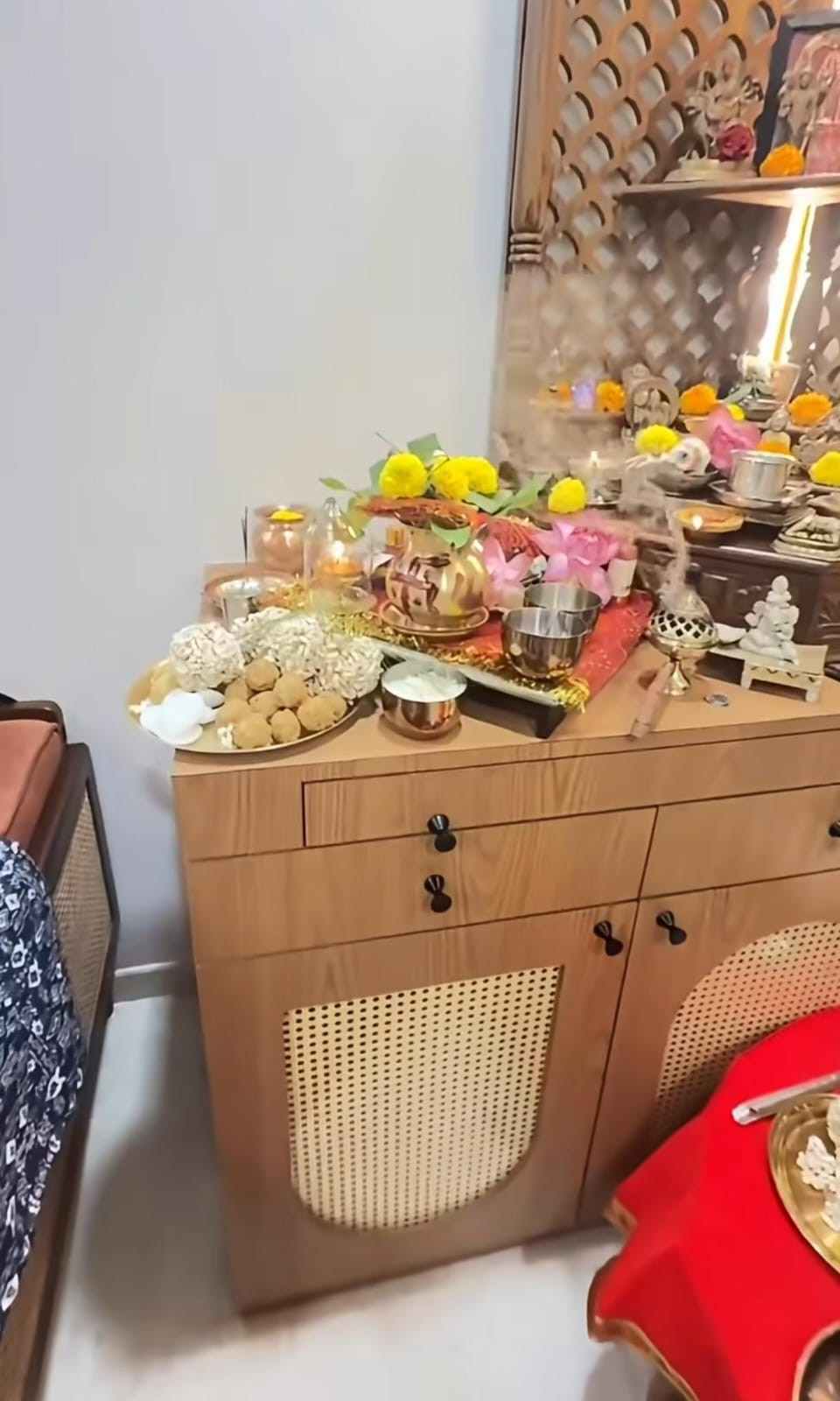 দেবীকে নিবেদন করলেন নাড়ু, সুজি, ফল-সহ নানা ধরনের ভোগ। ছোট্ট সিংহাসনে আমের পল্লব ও পদ্ম দিয়ে স্বস্তিক এঁকে প্রতিষ্ঠা করলেন লক্ষ্মীর ঘট।