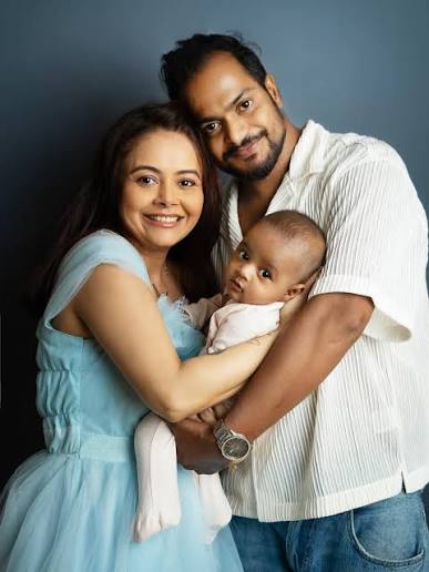 তবে সেই বিতর্ককে পাশে সরিয়ে নিজেদের মতো করেই সংসার সাজিয়েছেন দেবলীনা ও শাহনওয়াজ়। ধর্ম আলাদা হলেও একে অপরের বিশ্বাস ও সংস্কৃতিকে সম্মান করার বার্তাই যেন তাঁদের জীবনযাপনে স্পষ্ট।