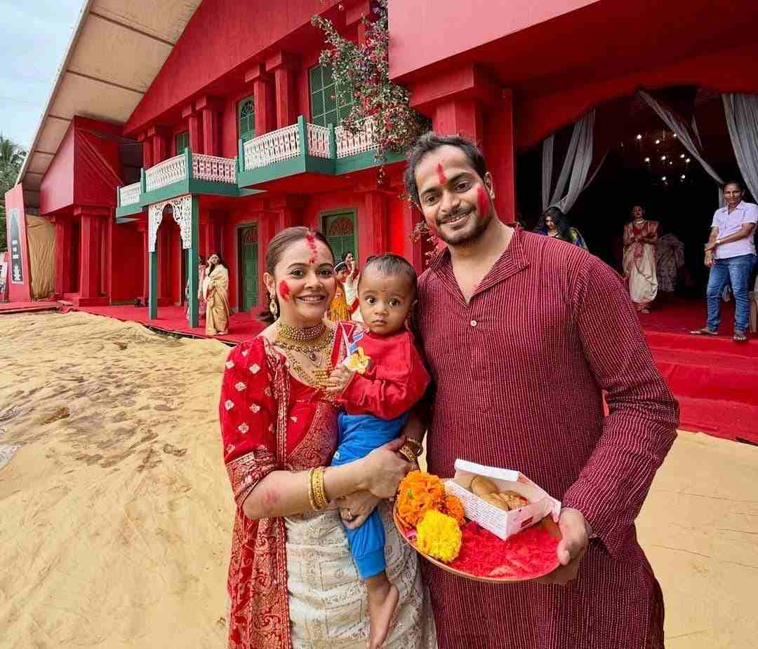 শুধু লক্ষ্মীপুজো নয়, হিন্দু সম্প্রদায়ের বিভিন্ন উৎসব-অনুষ্ঠানেও যোগ দিতেও দেখা যায় দেবলীনাকে। এ সব আয়োজনে অনেক সময় সঙ্গী হন স্বামী শাহনওয়াজ় এবং তাঁদের পুত্র জয়ও।