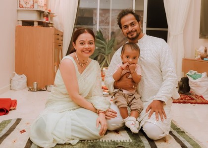  ভিনধর্মে বিয়ে মানেই কি নিজের শিকড় থেকে দূরে সরে যাওয়া? দেবলীনার কোজাগরী উদ্‌যাপন যেন সেই ধারণার উল্টো ছবি তুলে ধরে। বাঙালি রীতিনীতি আঁকড়ে থাকার পাশাপাশি স্বামীর ধর্মকেও আপন করে নিয়ে নিজেদের মতো করেই উৎসবের আনন্দ ভাগ করে নেন তাঁরা। এই প্রতিবেদনটি আনন্দ উৎসব ফিচারের একটি অংশ।