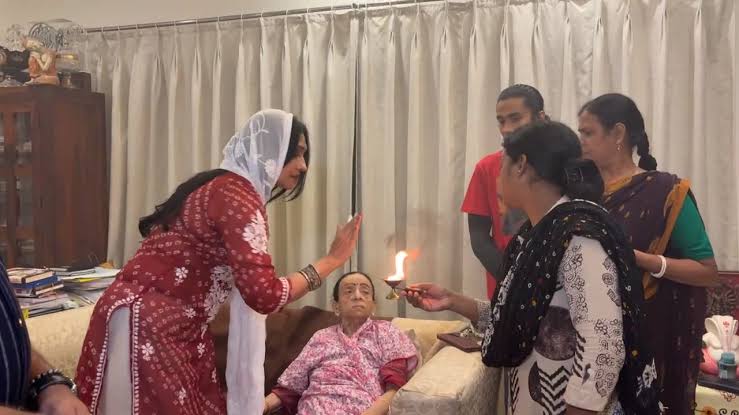 কাজের সূত্রে ব্যস্ততা থাকলেও ব্যক্তিগত জীবনে বাঙালির চিরাচরিত রীতিনীতি ভোলেননি অভিনেত্রী। তবে বাস্তবে কতটা লক্ষ্মীমন্ত বৌমা ঋতুপর্ণা? কোজাগরী লক্ষ্মীপুজোয় তাঁর বাড়ির ছবিই দিল সেই উত্তর।