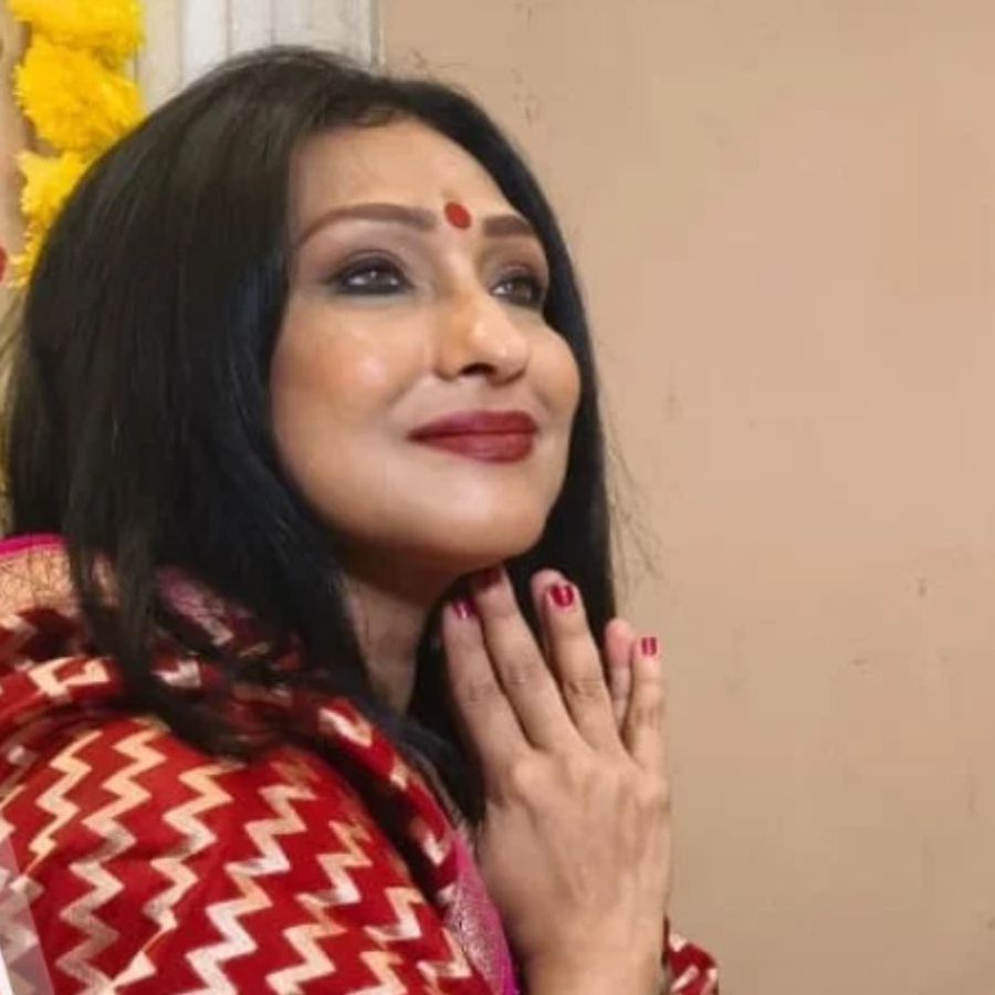 এ বার কোজাগরী লক্ষ্মীপুজোর সময় কলকাতাতেই ছিলেন ঋতুপর্ণা। তাই বাড়িতেই আয়োজন করেছিলেন দেবী লক্ষ্মীর আরাধনার। বাঙালি বাড়ির বৌমার মতো পুজোর সমস্ত রীতিনীতি মেনে পুজোয় বসেছিলেন তিনি।