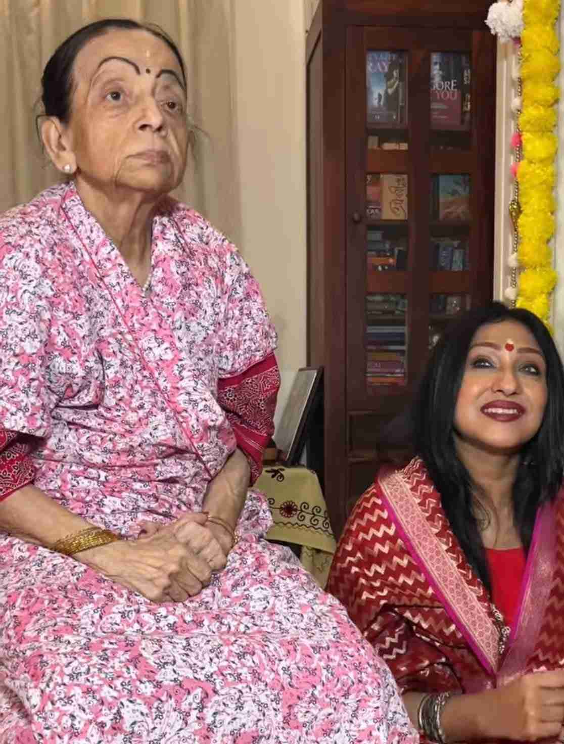 পুজোয় অভিনেত্রীর সঙ্গে ছিলেন তাঁর শাশুড়ি ডা.শকুন্তলা চক্রবর্তী। তাঁর তত্ত্বাবধানেই লক্ষ্মীপুজো সারলেন ঋতুপর্ণা। নিয়ম মেনে পাঠ করলেন লক্ষ্মীর পাঁচালিও।