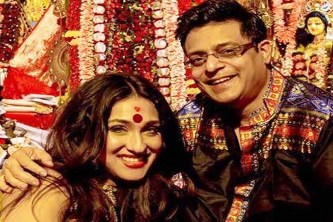 ঋতুপর্ণার শ্বশুরবাড়িতে কোজাগরী লক্ষ্মীপুজোর বিশেষ গুরুত্ব রয়েছে। কারণ, এই পূর্ণিমাতেই জন্ম সঞ্জয়ের। তাই পরিবারের কাছে দিনটি শুধুই পুজোর নয়, জন্মদিনের আনন্দেও বিশেষ হয়ে ওঠে।