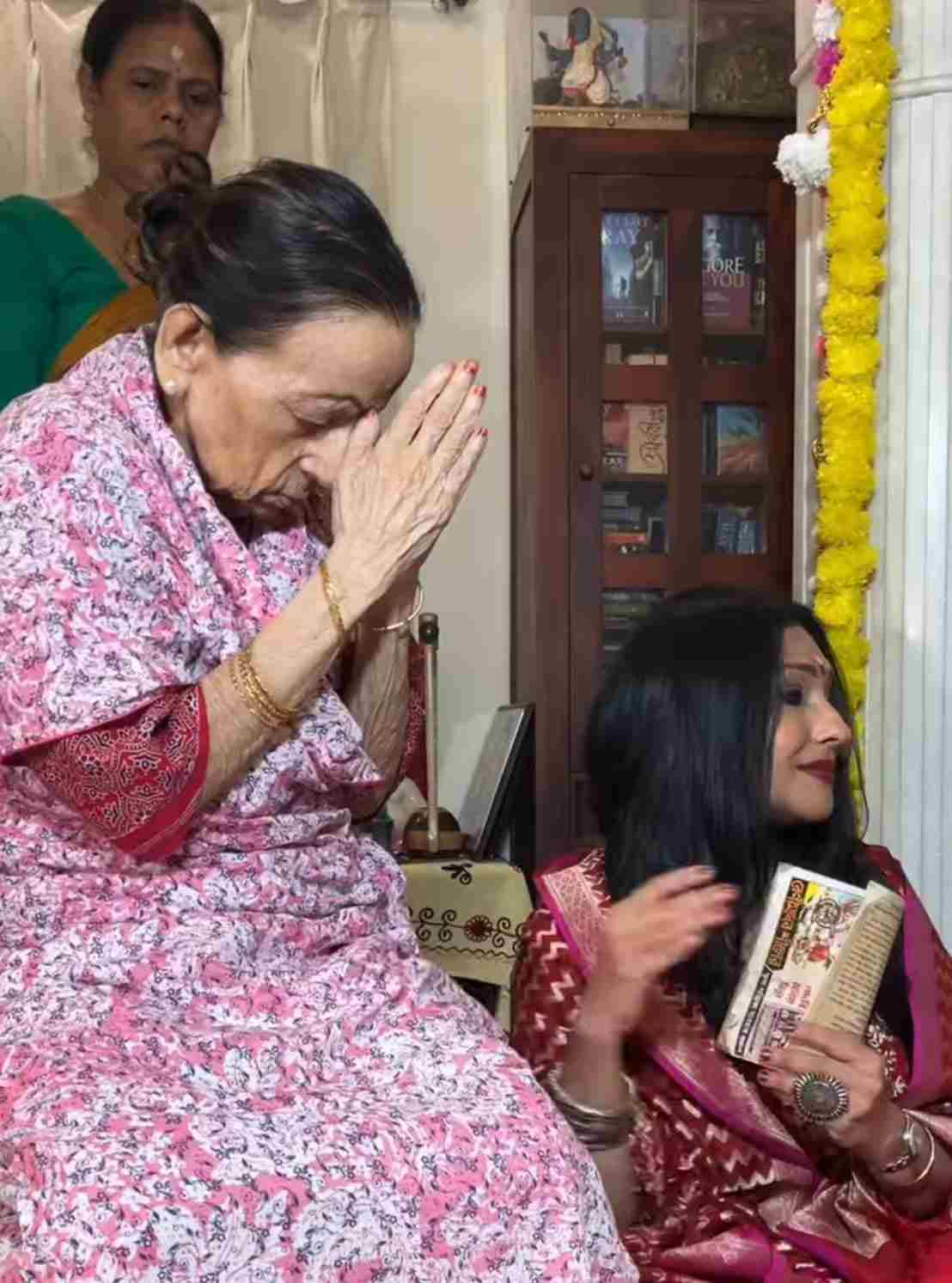 এক সময় ঋতুপর্ণার শাশুড়ি বেশ ঘটা করেই লক্ষ্মীপুজোর আয়োজন করতেন। শারীরিক অসুস্থতার কারণে এখন আগের মতো সবটা সামলে উঠতে পারেন না তিনি। তবে সেই ধারায় ছেদ পড়েনি। যেখানেই থাকুন, নিজের বাড়িতে লক্ষ্মীপুজো করেন অভিনেত্রী।