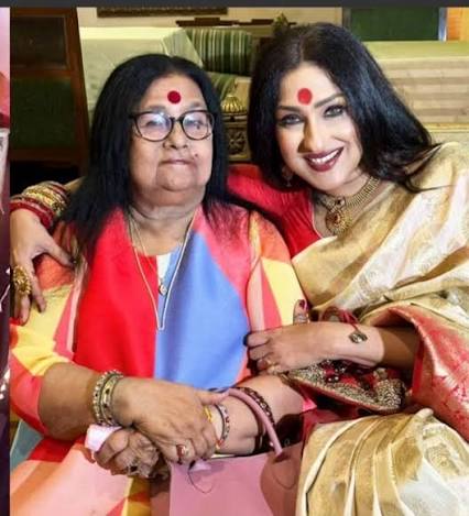 লক্ষ্মীপুজোর দিনে বার বার মনে পড়ে মায়ের কথা। ঋতুপর্ণার ঠাকুমার শুরু করা পুজোর পরম্পরা ধরে রেখেছিলেন তাঁর মা। এখন সেই পুজোর দায়িত্ব সামলান অভিনেত্রীর ভাই। মায়ের হাতের তৈরি সিন্নির স্বাদও আজও মিস করেন ঋতুপর্ণা।