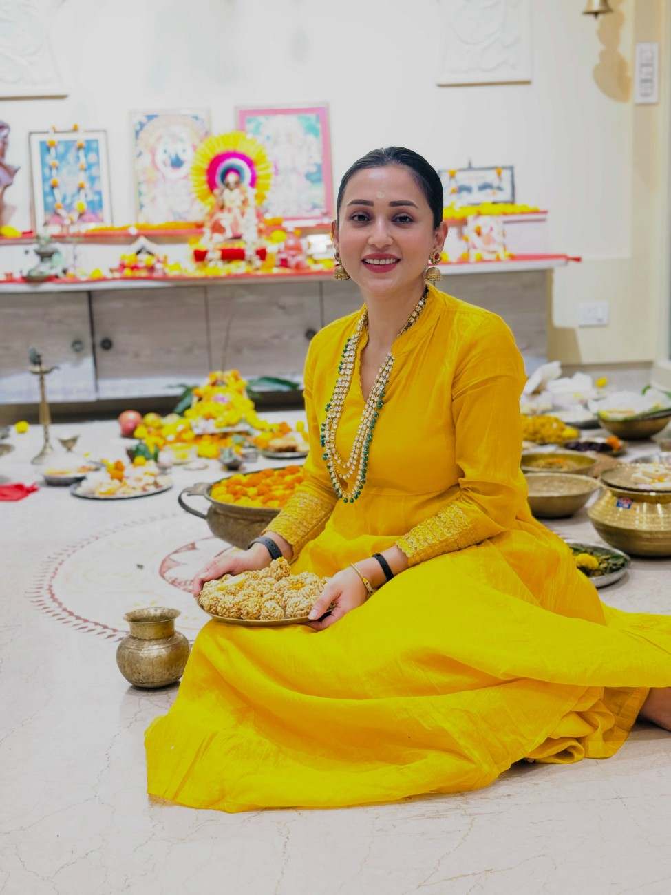 হলুদ পোশাকে লক্ষ্মীপুজোয় মিমি। তাঁর সাজ দেখে অনুরাগীদের একাংশের মনে হয়েছে, যেন দেবী লক্ষ্মীর মতোই দেখাচ্ছে অভিনেত্রীকে।