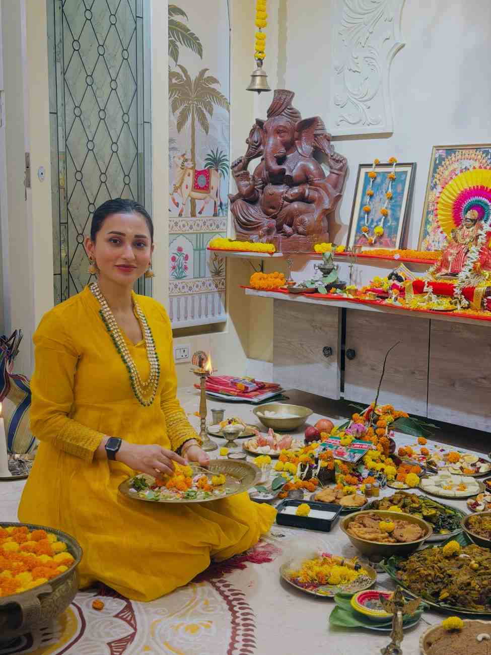 মা-বাবা ও পরিবারের খুদে সদস্যদের সঙ্গে এক ফ্রেমে ধরা দিয়েছেন মিমি। পরিবারের সঙ্গে পুজোর আনন্দ ভাগ করে নিয়েছেন সমাজমাধ্যমে।