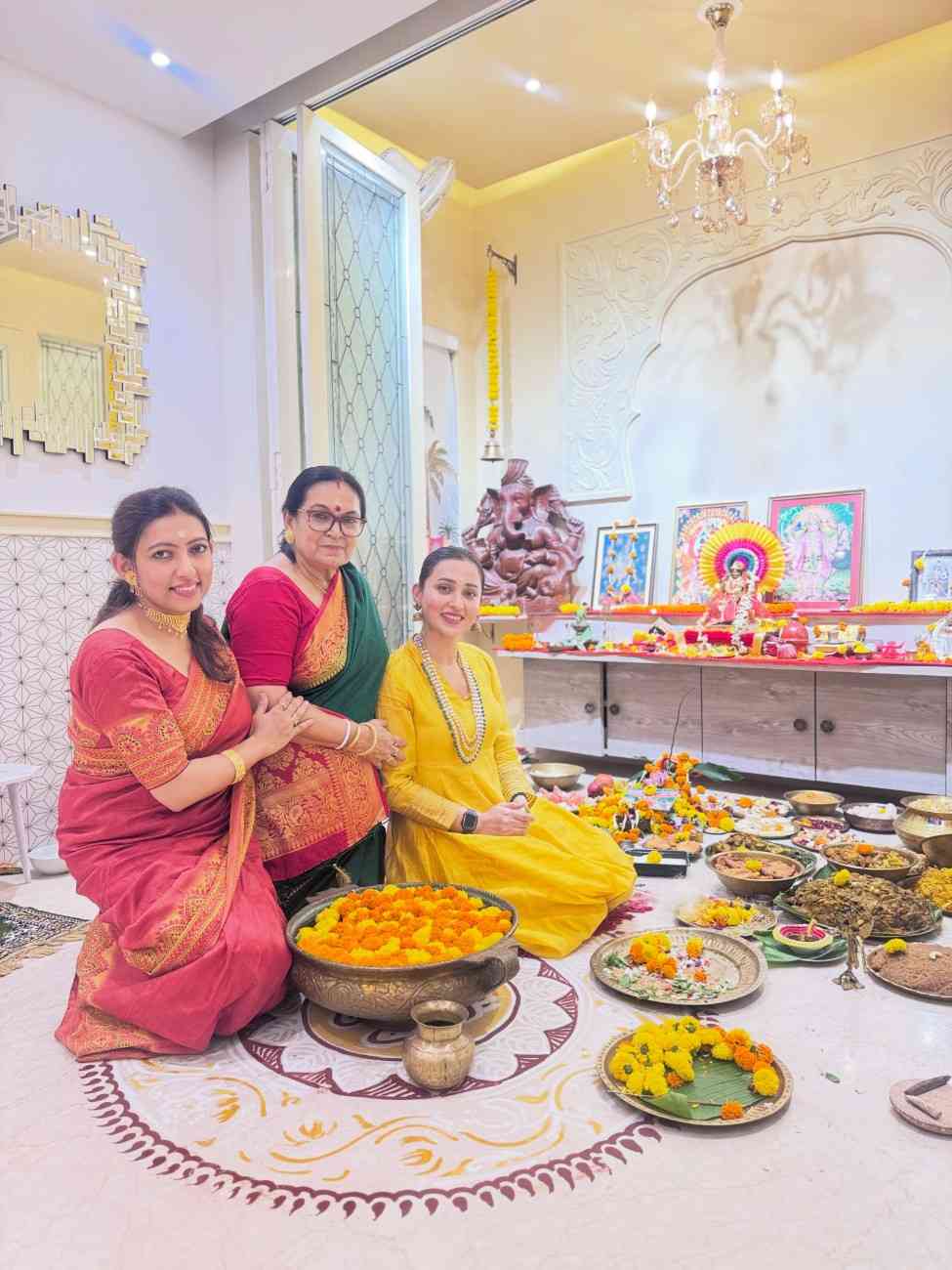 লক্ষ্মীপুজোর ভোগ, নৈবেদ্য ও আচার-অনুষ্ঠানে ব্যস্ত ছিলেন মিমি। শঙ্খ বাজিয়ে, ভোগ নিবেদন করে মায়ের আরাধনা করেছেন তিনি।