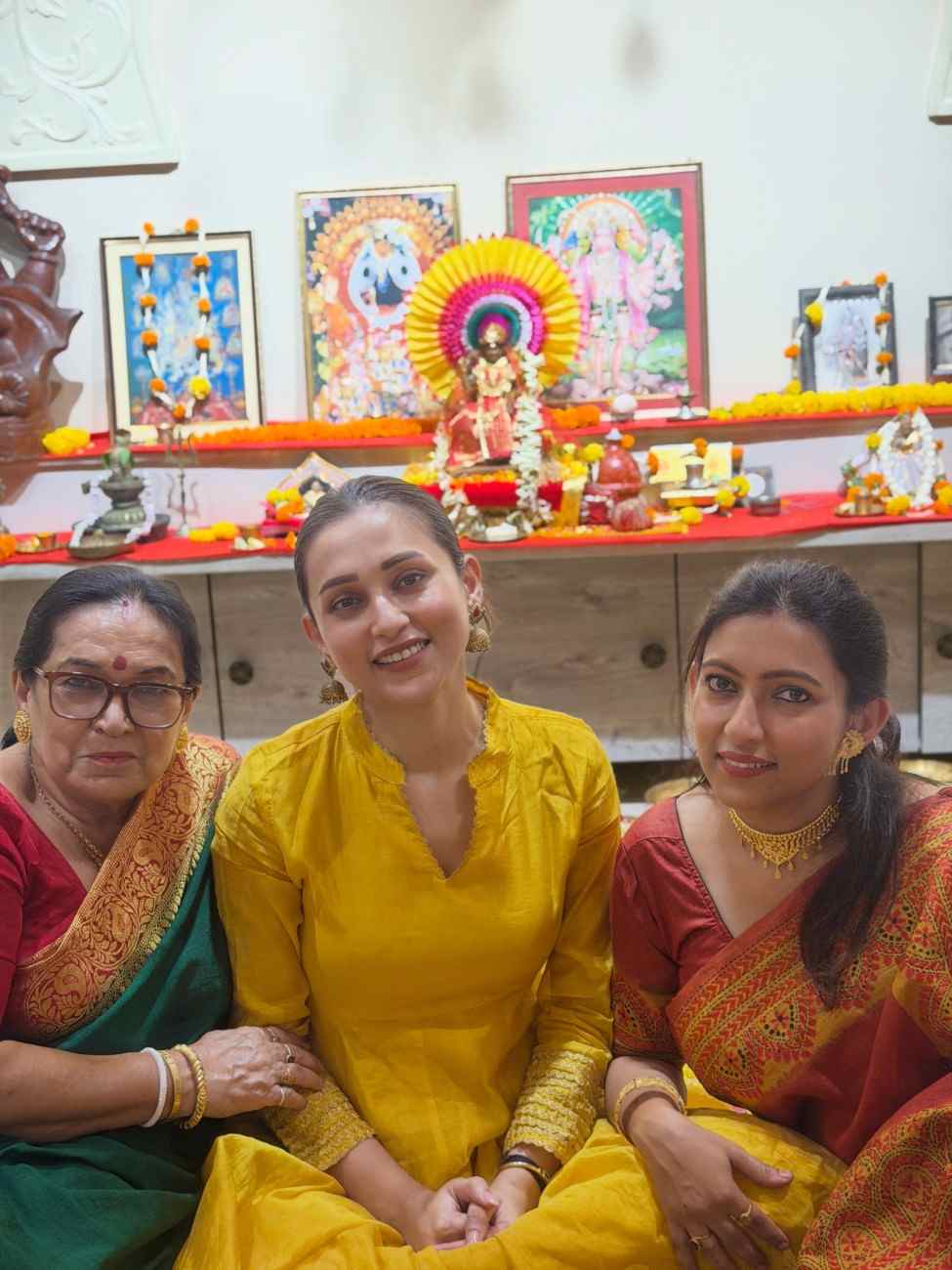 পুজোর জন্য মালা গাঁথা থেকে পুষ্পাঞ্জলি, নানা মুহূর্তের ছবি ভাগ করে নিয়েছেন অভিনেত্রী। পুজোর ঘরের আলপনাও নজর কেড়েছে।