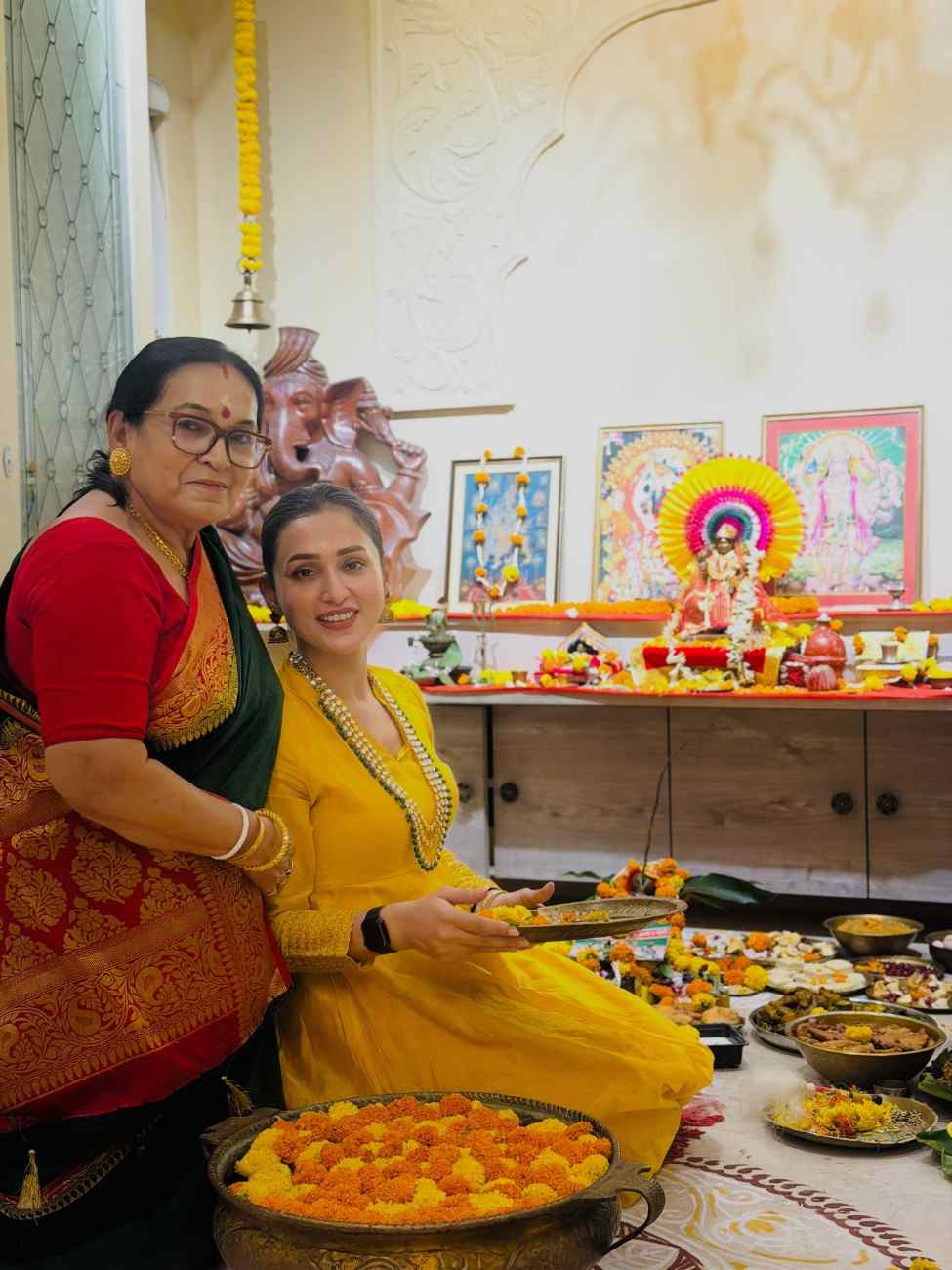 সারা বছর কাজের ব্যস্ততায় পরিবারের সঙ্গে সময় কাটানো সহজ হয় না। পুজোর দিনে বাড়ির সকলের সঙ্গে মিমির এই সময় কাটানো যেন সেই অভাবই পূরণ করল।