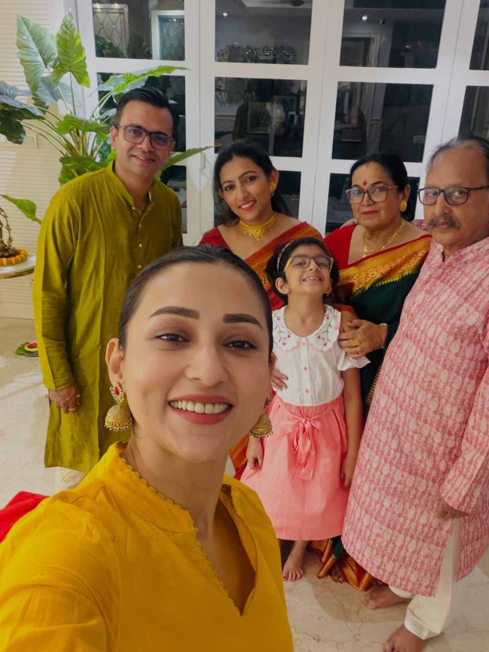  সৃজিত মুখোপাধ্যায়ের ‘এম্পেরর ভার্সেস শরৎচন্দ্র’ ছবিতে কাজ করেছেন মিমি। ছবিতে তাঁর কাজও দর্শকদের নজর কেড়েছে।