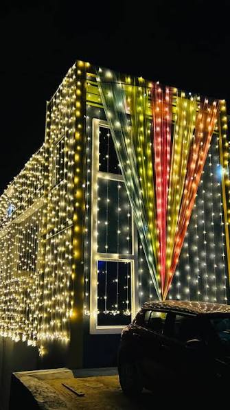  সিরিয়াল আলো: নানা রঙের লম্বা ছোট ছোট এলইডি আলোর মালা বাড়ির কার্নিশ, জানলা, দরজা ও বারান্দা সাজানোর জন্য আদর্শ। ছাদ থেকে আলো ঝুলিয়ে গোটা বাড়ি সাজানো যায়।