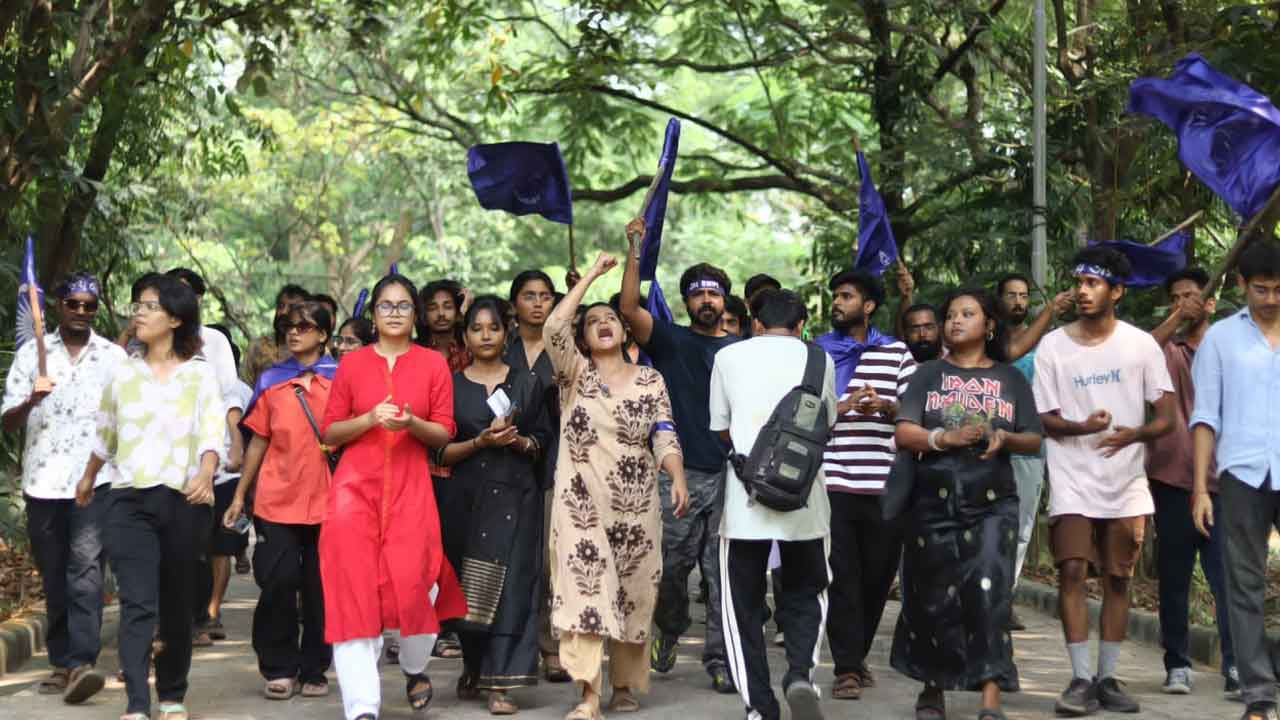 ক্যাম্পাসে আন্দোলনে পড়ুয়ারা।