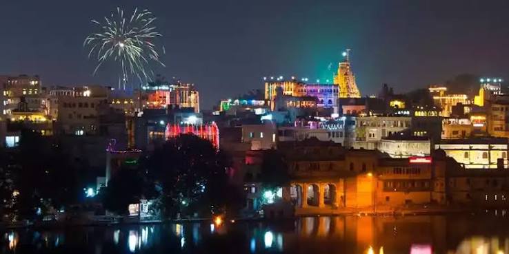  উদয়পুর: হ্রদ, আলোকসজ্জায় ঝলমলে প্রাসাদ, পুরনো শহরের সাজসজ্জা এবং রাজস্থানি আতিথেয়তা উপভোগ করতে দীপাবলিতে ঘুরে আসতে পারেন উদয়পুরে।