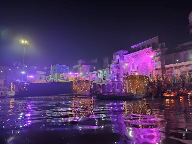  মথুরা ও বৃন্দাবন: মন্দিরের সাজসজ্জা, দীপদান এবং গোবর্ধন পুজোর আবহ উপভোগ করতে দীপাবলির ছুটিতে ঘুরে আসতে পারেন কৃষ্ণভক্তির দুই গুরুত্বপূর্ণ কেন্দ্র মথুরা ও বৃন্দাবনে।