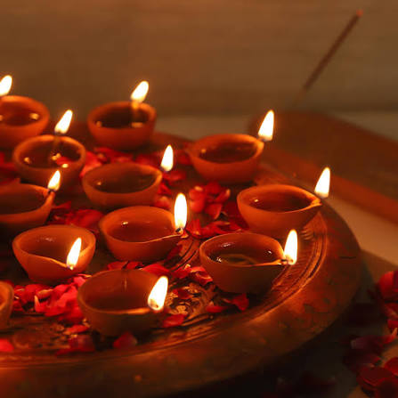 বাস্তু বলছে, কালীপুজোয় নাকি বিজোড় সংখ্যায় প্রদীপ জ্বালানো হয়। কিন্তু কেন? তা নিয়ে তর্ক-বিতর্ক কিছু কম নয়। 