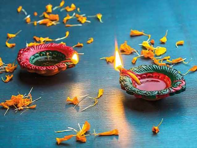 হিন্দু শাস্ত্র ও সংখ্যাতত্ত্ব অনুযায়ী, বিজোড় সংখ্যায় প্রদীপ জ্বালানোর নেপথ্যেও রয়েছে বেশ কিছু কারণ। এই যেমন জোড় সংখ্যাকে স্থিতিশীল বা স্থির শক্তির প্রতীক মনে করা হয়।