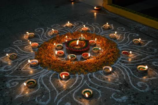  দীপাবলির সময় পুরো বাড়িই আলোকিত করা জরুরি। কিন্তু প্রশ্ন হল কতগুলো প্রদীপ জ্বালান উচিত? 