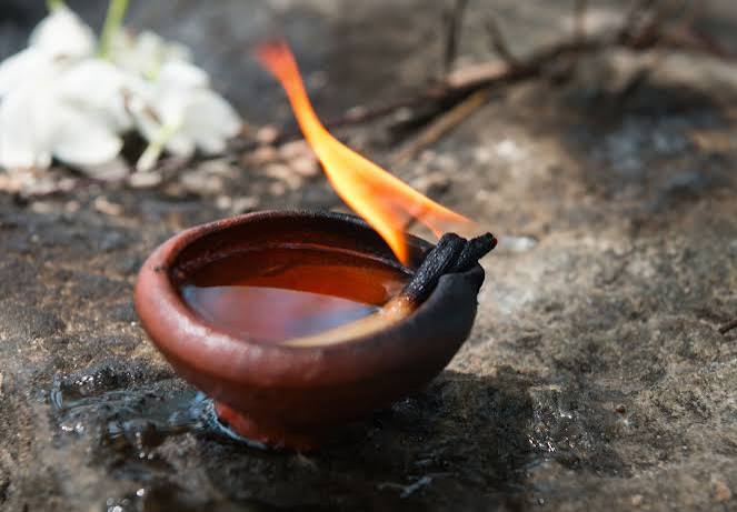  তাই বাড়িতে ৯, ২৭ বা ১০৮টি প্রদীপ জ্বালালে তা বাস্তুমতে শুভ বলে গণ্য করা হয়। 