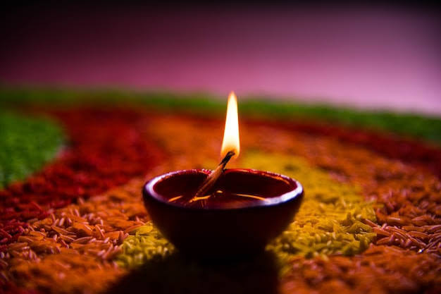  চার প্রদীপকে সাধারণত বিষ্ণুর চার বাহু বলেই গণ্য করা হয়। আলাদা আলাদা জায়গায় প্রদীপ জ্বালালে বিজোড় সংখ্যা, এক জায়গায় হলে চারটি, আর তাতেই সুখ সমৃদ্ধির প্রবাহ বৃদ্ধি পাবে বলেই বিশ্বাস।