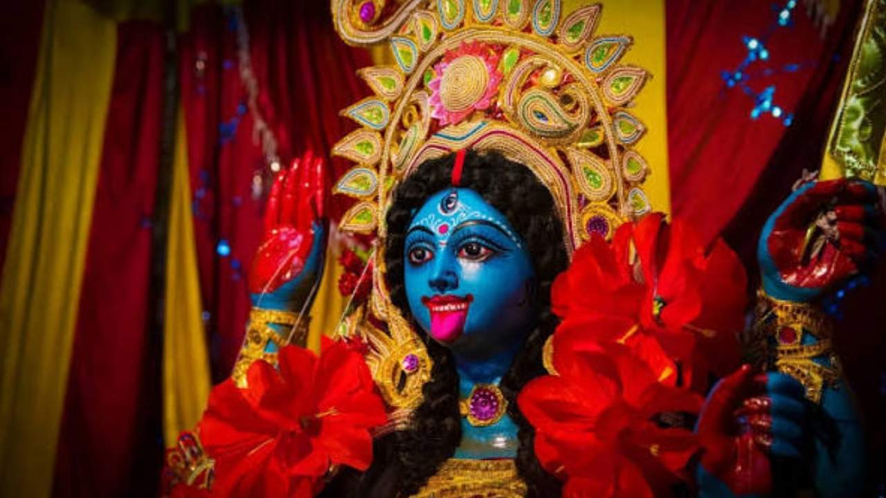 বিজয়া পেরোলেও উৎসবের রেশ কাটতে এখনও বেশ দেরি। সামনেই দীপাবলি। অন্দরমহলের সাজসজ্জার তোড়জোড় শুরু এখন থেকেই। কিন্তু পছন্দমাফিক সামগ্রী নিয়ে কেবল ঘর সাজালেই হবে না, মেনে চলতে হবে বাস্তুশাস্ত্রও। 