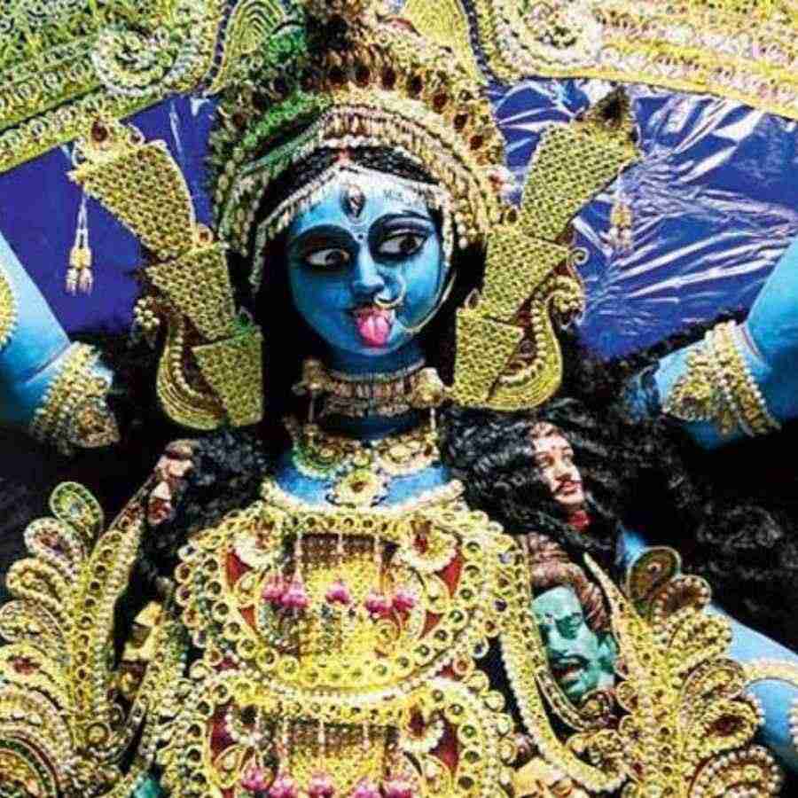 কার্তিক অমাবস্যায় দেবী কালীর আরাধনার পাশাপাশি করা হয়ে থাকে লক্ষ্মীপুজোও। সেই কারণে বাড়িতে কয়েকটি পরিবর্তন আনা অত্যন্ত জরুরি বলেই মানেন বাস্তু বিশেষজ্ঞেরা। বিশ্বাস বলে, এতে জীবনে আসে সমৃদ্ধি, দূর হয় অমঙ্গলের ছায়া।