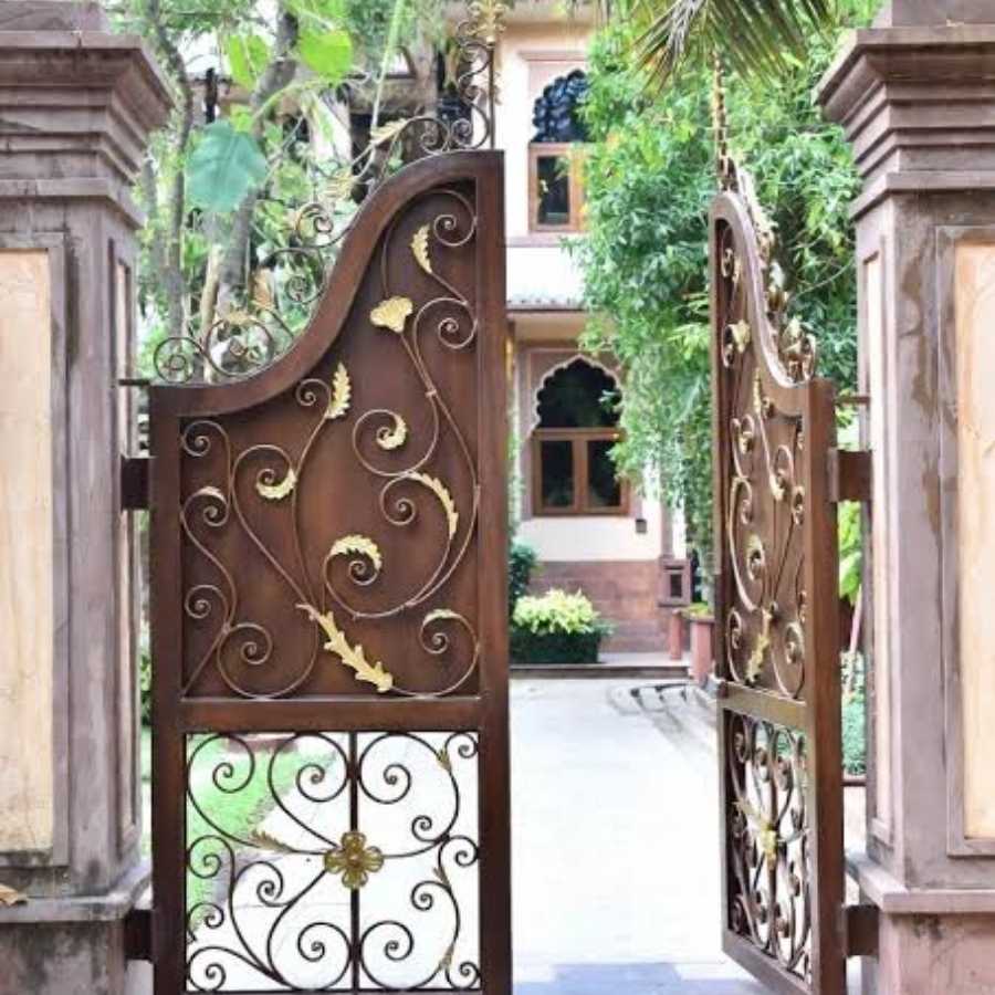 বাস্তুবিদেরা মনে করেন, বাড়ির মূল দরজা দিয়েই সংসারে প্রবেশ করে ইতিবাচক শক্তি। তাই মূল প্রবেশদ্বার সর্বদা পরিষ্কার-পরিচ্ছন্ন রাখা প্রয়োজনীয়।