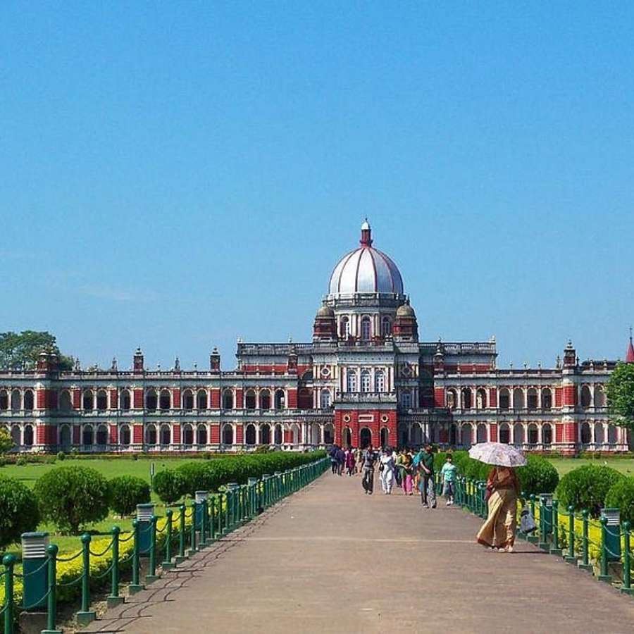 কোচবিহারের সঙ্গে প্রথম আলাপ হোক রাজবাড়িতে। মহারাজা নৃপেন্দ্রনারায়ণের তৈরি বিশাল লাল-সাদা প্রাসাদ। ইউরোপীয় স্থাপত্যের আদলে তৈরি এই রাজবাড়ির দরবার হল, উঁচু ছাদ, প্রশস্ত বারান্দা দেখতে দেখতে মনে নানা প্রশ্ন জাগবে।