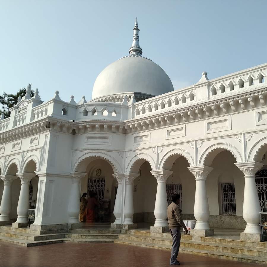 পরদিন মদনমোহন মন্দির দিয়ে শুরু করুন। রাসমেলার সময়ে এখানে মানুষের ঢল নামে। তবে অন্য সময়ে মন্দির চত্বরের শান্ত পরিবেশটাও উপভোগ করার মতো। 