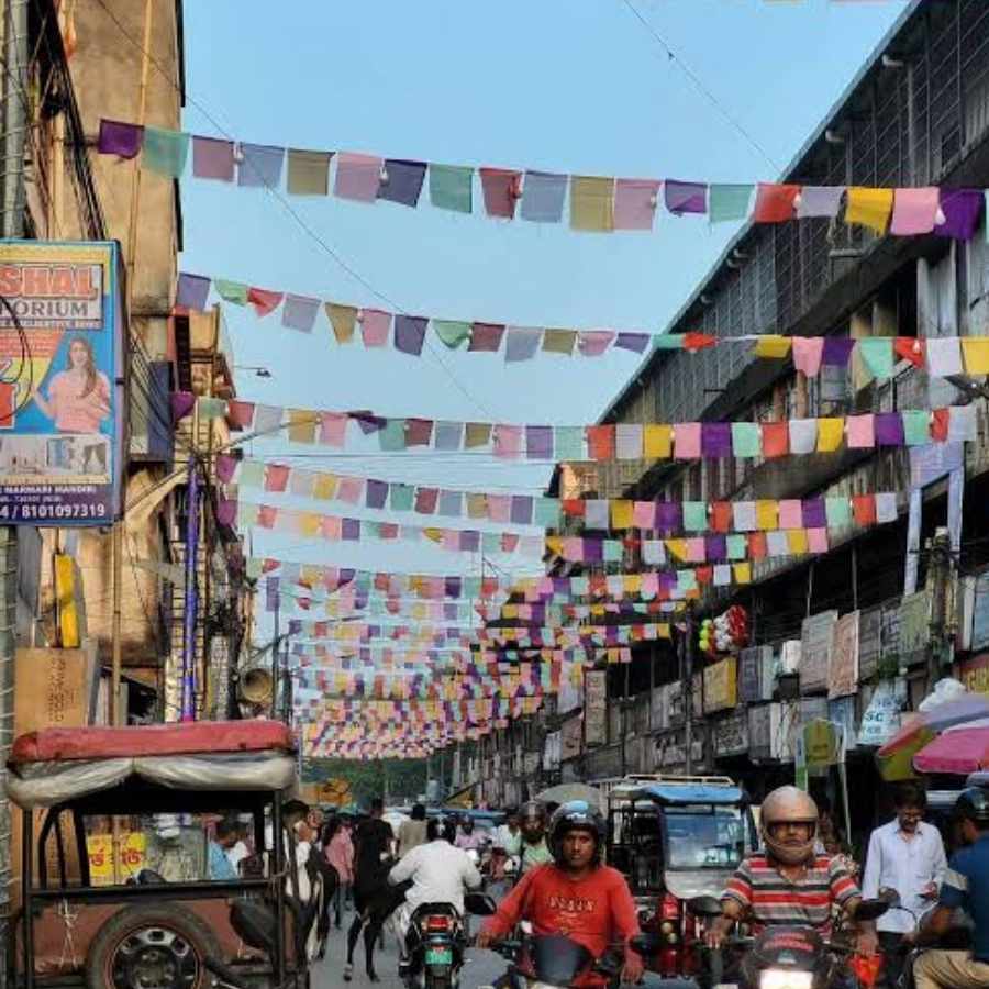 বাজারের দিকেও এক বার ঢুঁ মারতে পারেন। স্থানীয় মিষ্টি চেখে দেখুন, আর কোথাও রাজবংশী রান্নার ব্যবস্থা পেলে শিদল বা মাছের কোনও আঞ্চলিক পদ খেতে ভুলবেন না।